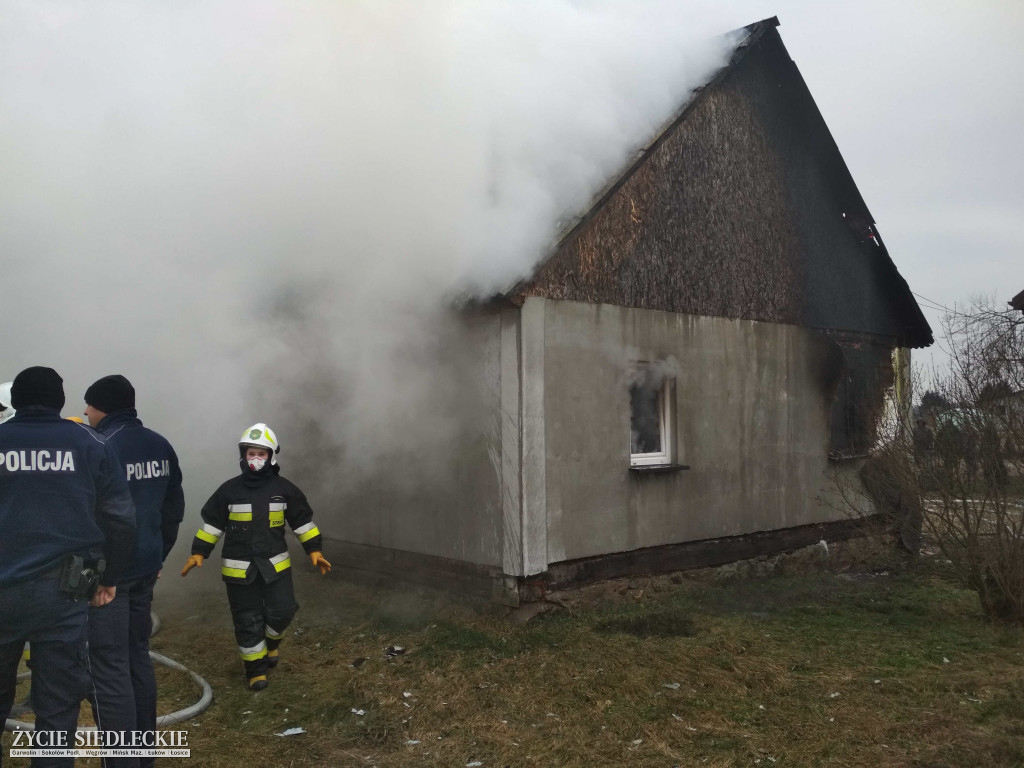 Zapalił się drewniany dom