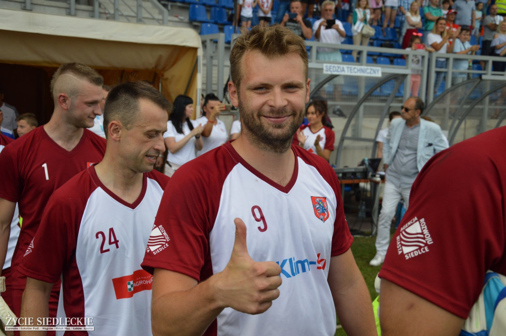 Wielki mecz zawodowców z artystami