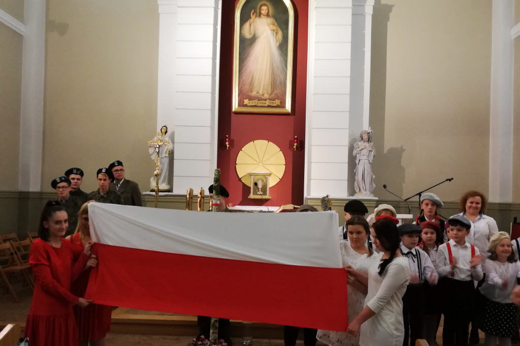 Patriotyczne obchody w parafii św. Ojca Pio w Węgrowie