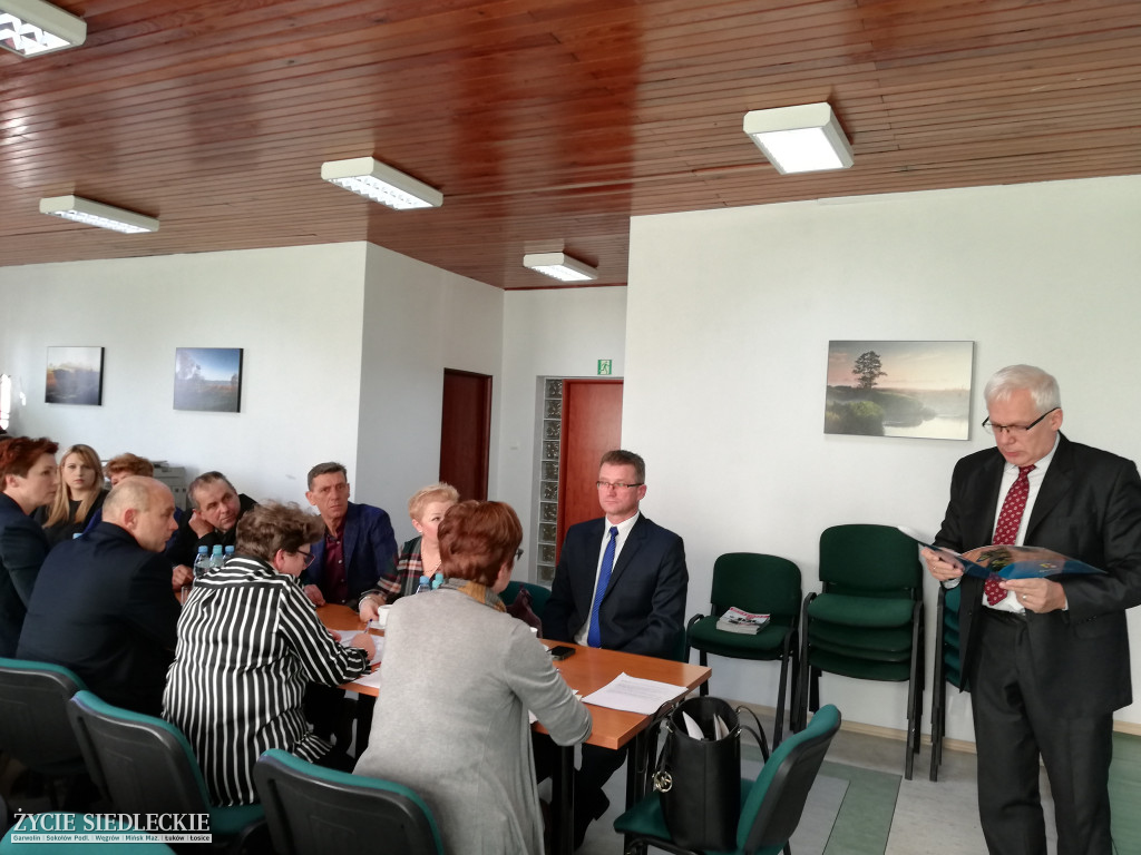 Pierwsza sesja Rady Gminy Liw. Ślubowanie i pożegnanie
