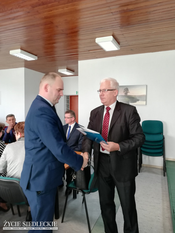 Pierwsza sesja Rady Gminy Liw. Ślubowanie i pożegnanie