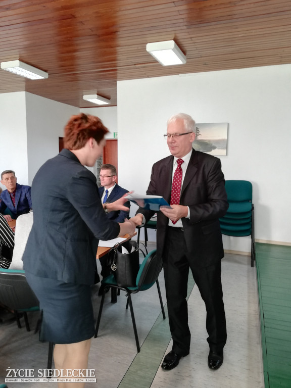 Pierwsza sesja Rady Gminy Liw. Ślubowanie i pożegnanie