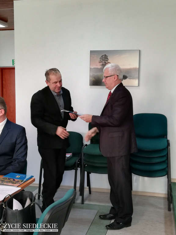 Pierwsza sesja Rady Gminy Liw. Ślubowanie i pożegnanie