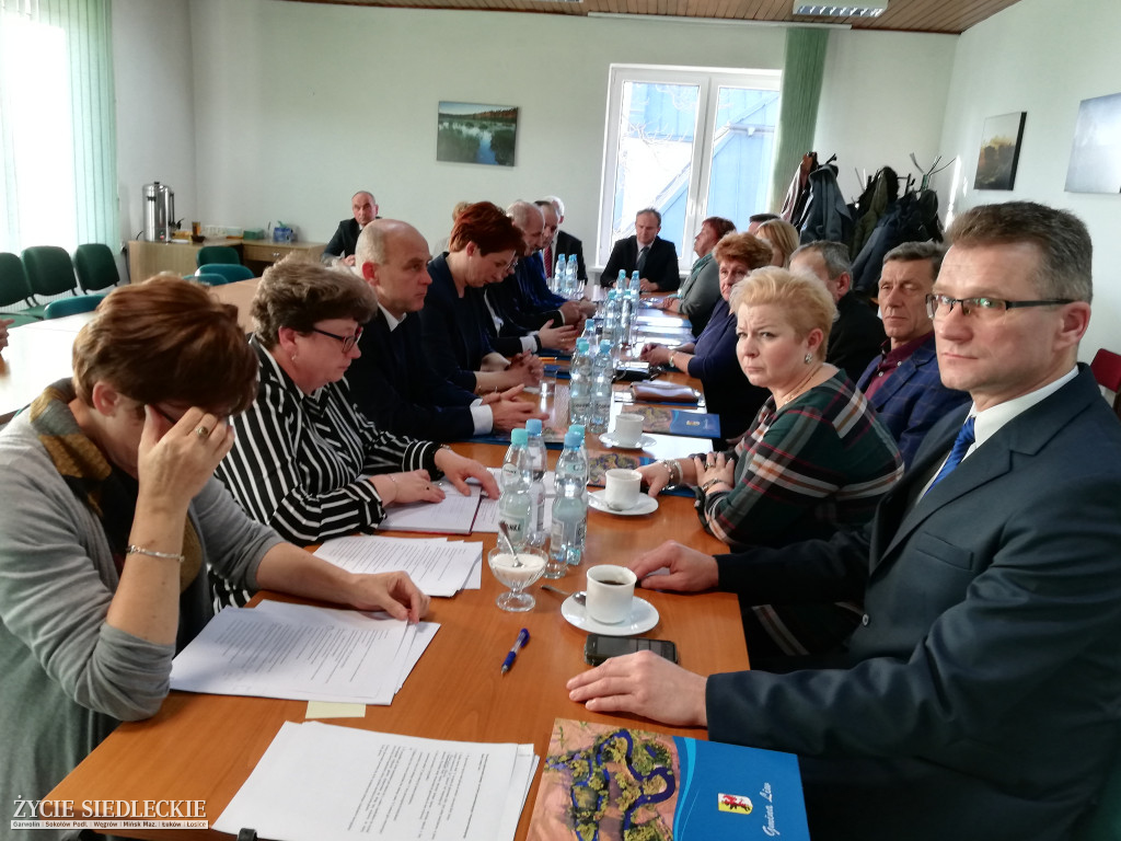 Pierwsza sesja Rady Gminy Liw. Ślubowanie i pożegnanie