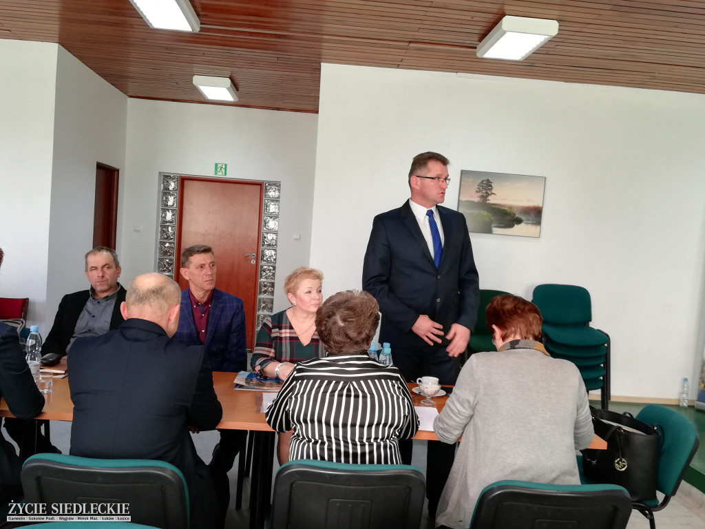 Pierwsza sesja Rady Gminy Liw. Ślubowanie i pożegnanie