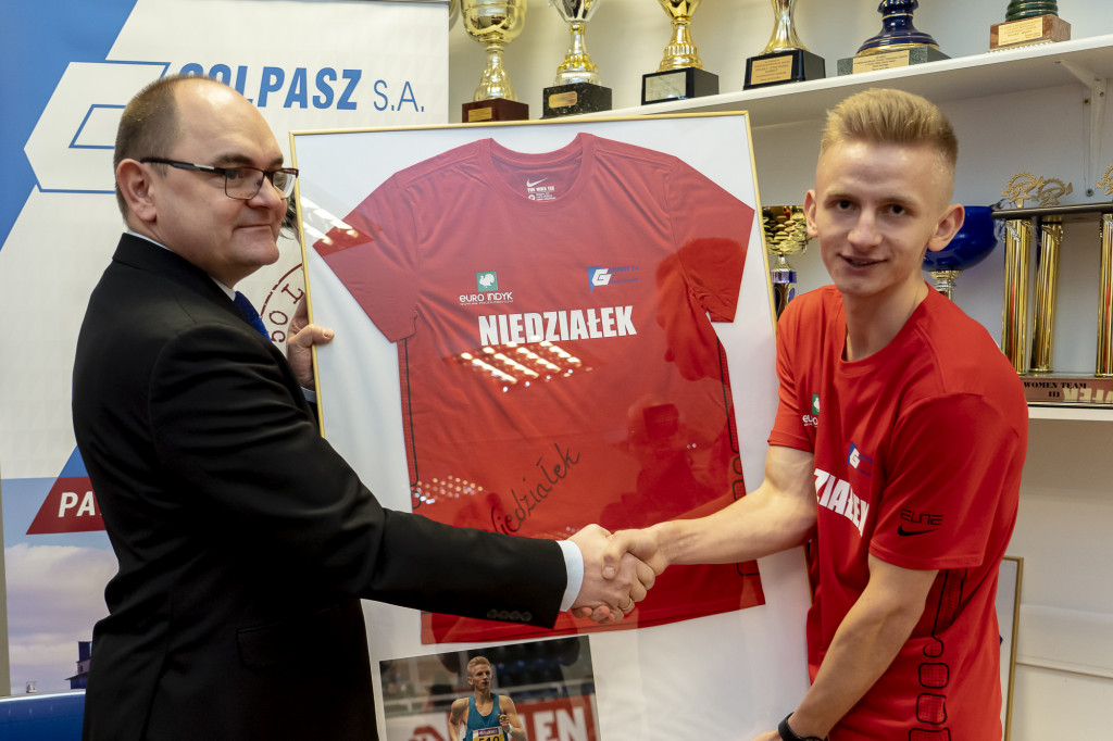 Niedziałek z solidnym wsparciem