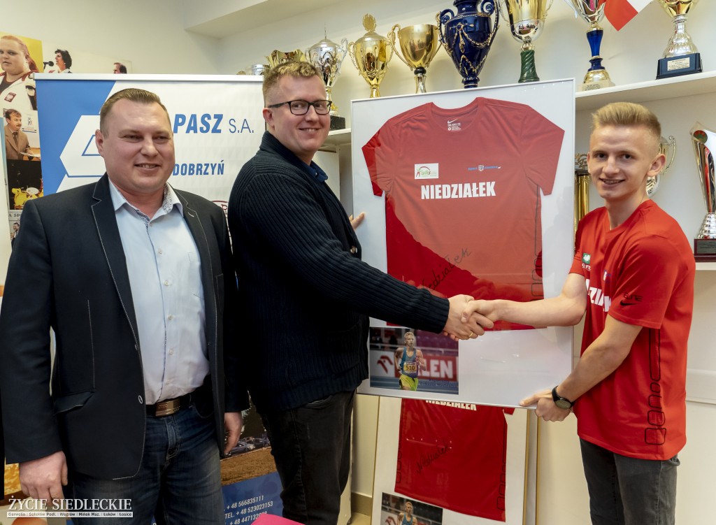 Niedziałek z solidnym wsparciem