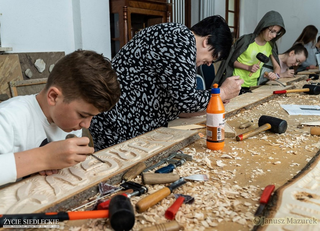 Warsztaty rzeźby w Reymontówce