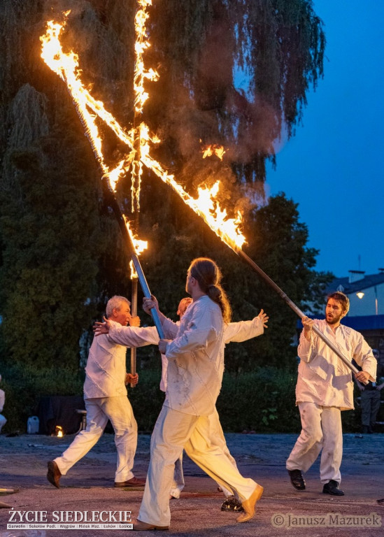 Ogień i woda na Placu Sikorskiego