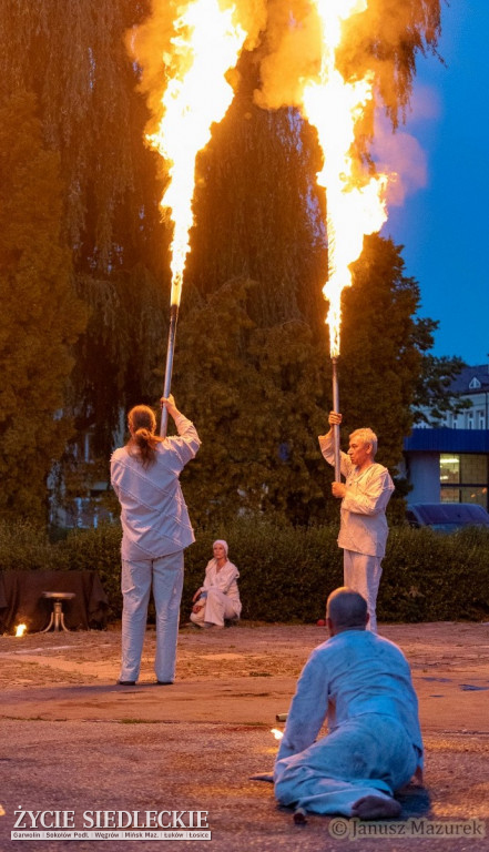 Ogień i woda na Placu Sikorskiego