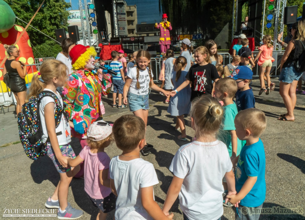 Wakacyjna zabawa na pl. Sikorskiego