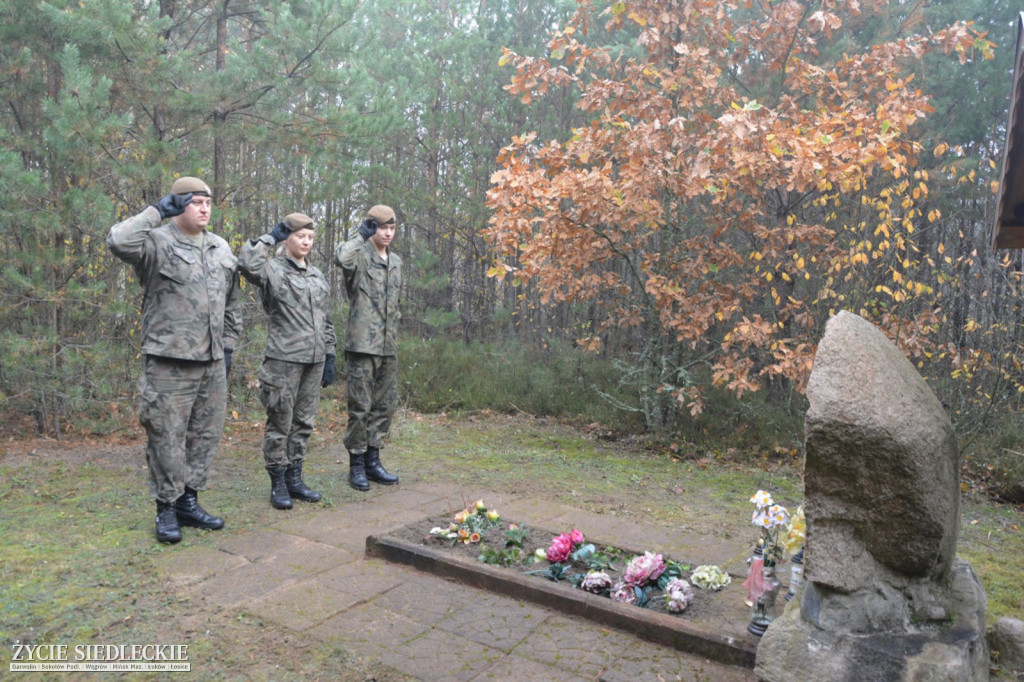 Wspólne sprzątanie grobów