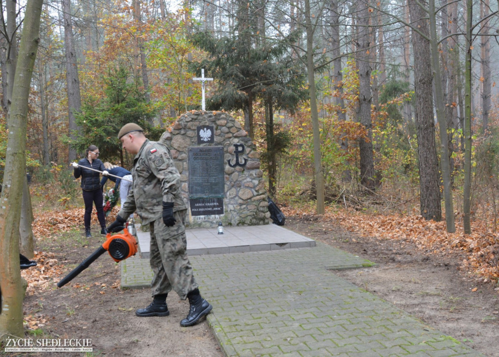 Wspólne sprzątanie grobów