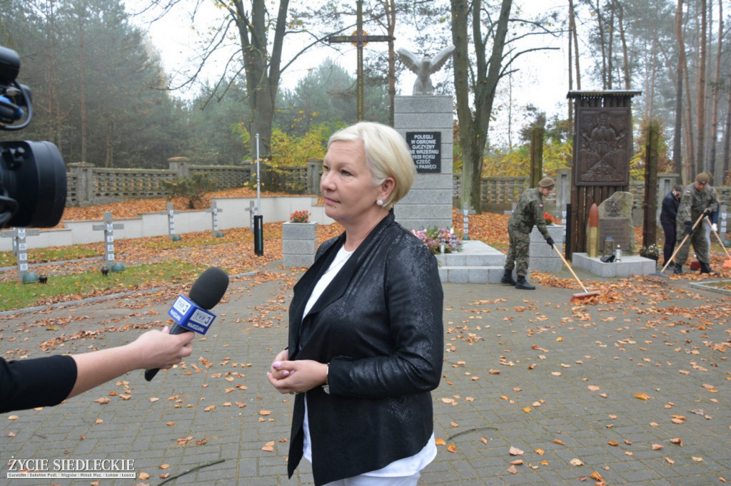 Wspólne sprzątanie grobów