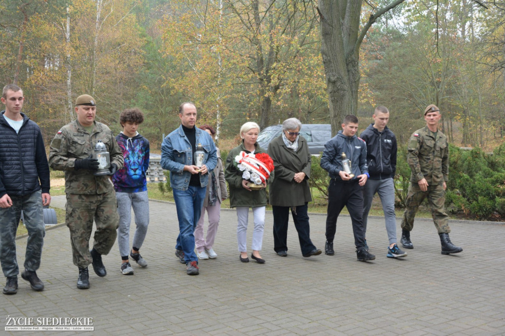 Wspólne sprzątanie grobów