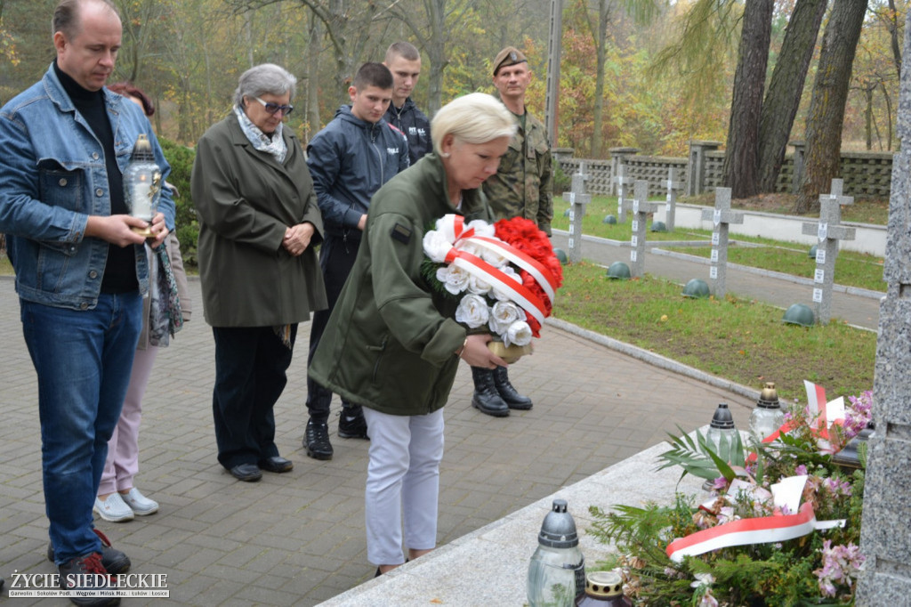 Wspólne sprzątanie grobów