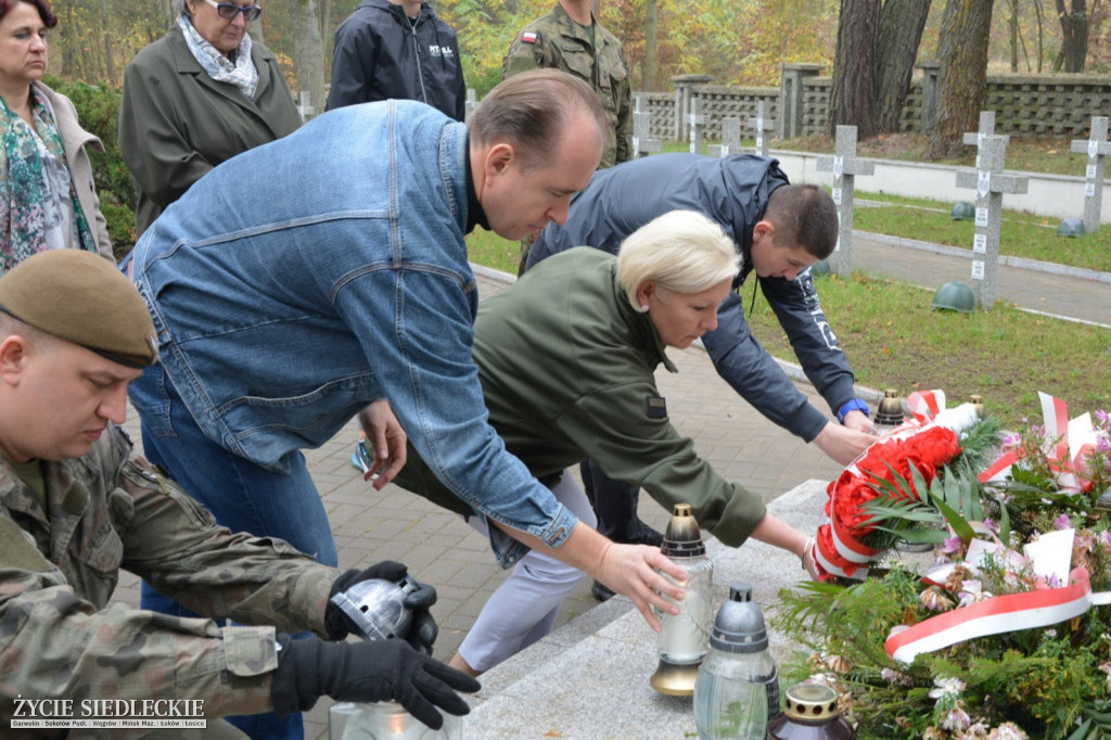 Wspólne sprzątanie grobów