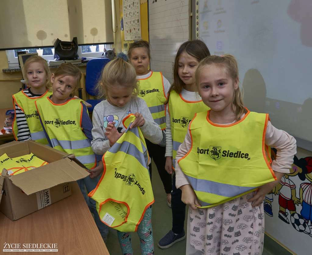 Uczniowie SP nr 1 otrzymali kamizelki