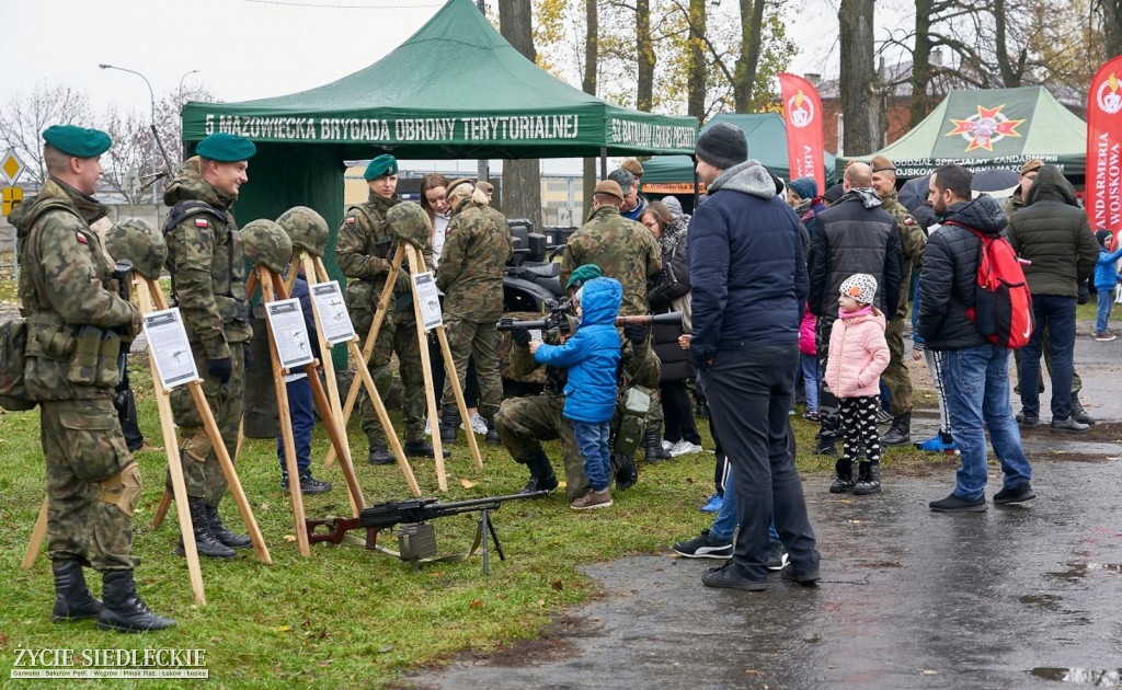 Wojsko otworzyło bramy