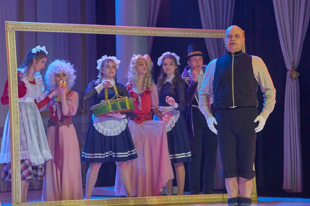 „Nowe szaty króla” Teatru ES