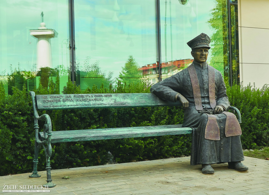 Pomnik-ławeczka w Siedlcach
