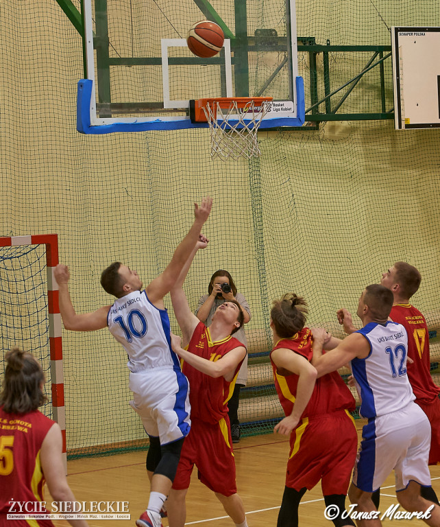 Basket przegrał z Ochotą