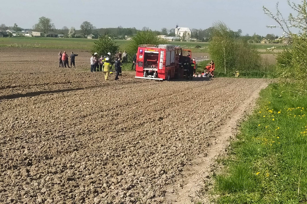 Pojechał w pole ciągnikiem, utopił się w stawie