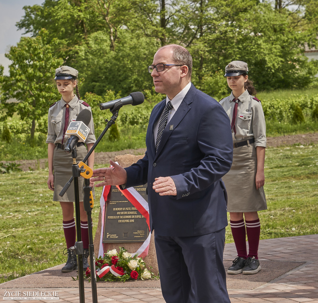 Odsłonięcie tablicy w Rzążewie