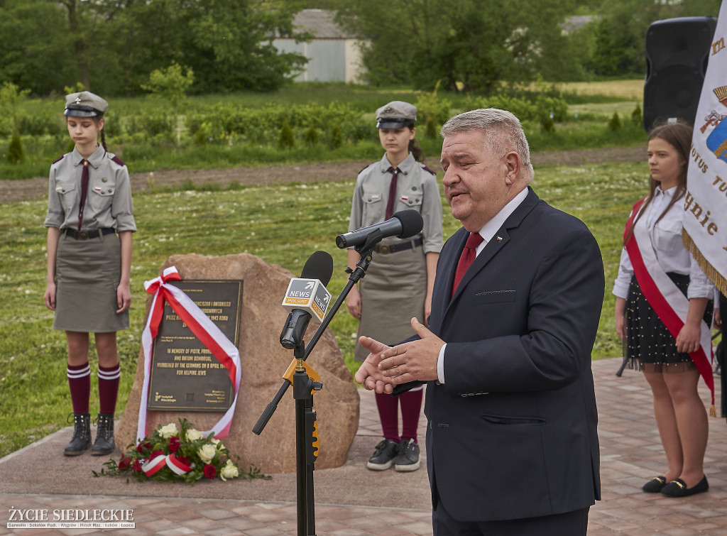 Odsłonięcie tablicy w Rzążewie