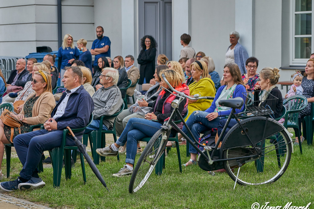 Literacko-muzyczne spotkanie na skwerze