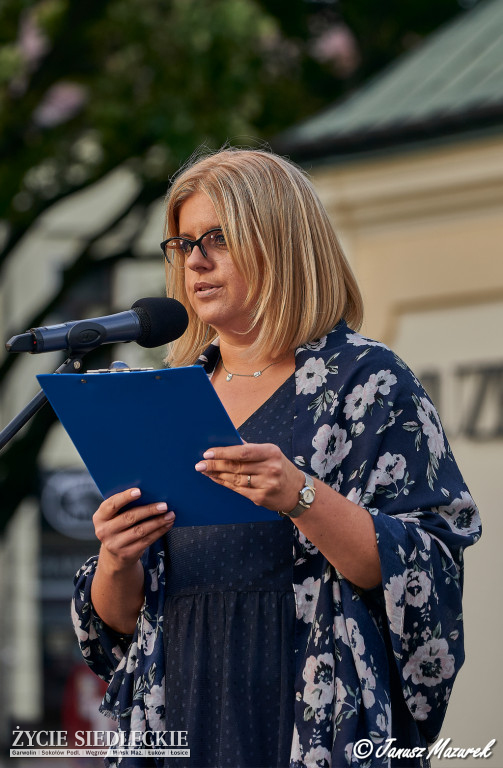 Literacko-muzyczne spotkanie na skwerze