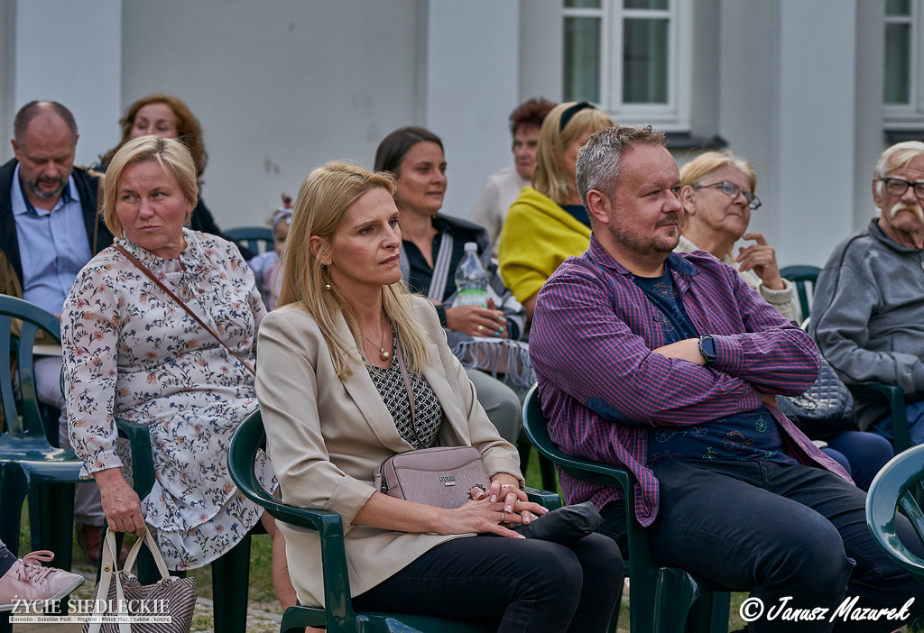 Literacko-muzyczne spotkanie na skwerze