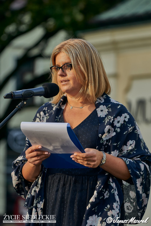 Literacko-muzyczne spotkanie na skwerze