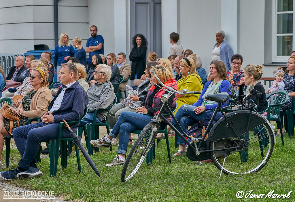 Literacko-muzyczne spotkanie na skwerze