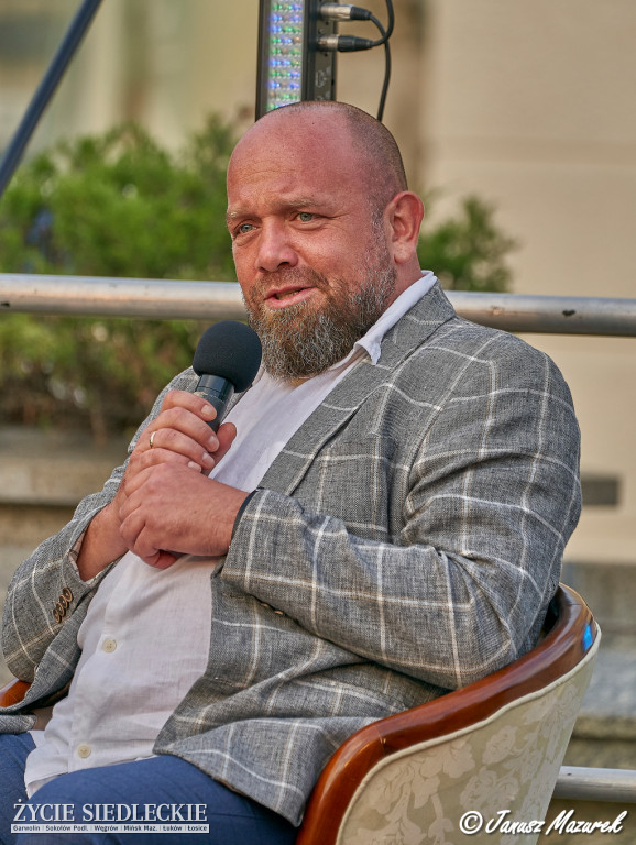 Literacko-muzyczne spotkanie na skwerze