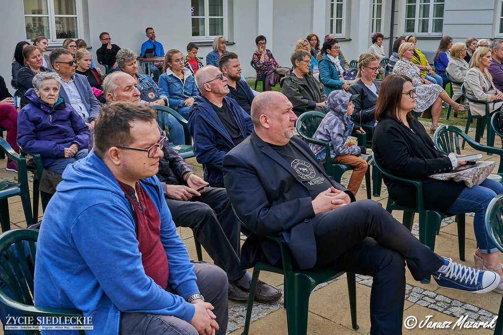 Literacko-muzyczne spotkanie na skwerze