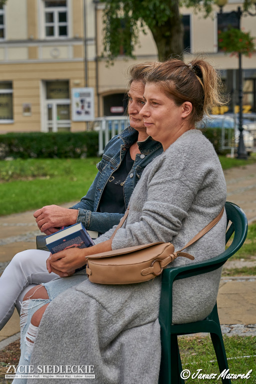 Literacko-muzyczne spotkanie na skwerze