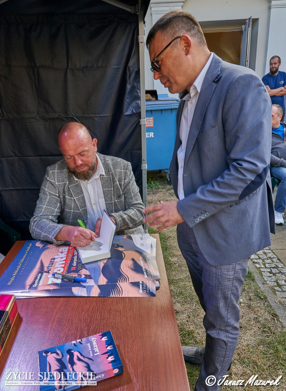 Literacko-muzyczne spotkanie na skwerze