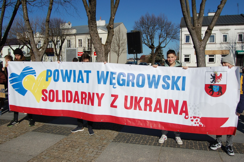 Solidarni z Ukrainą – wiec poparcia na rynku w Węgrowie