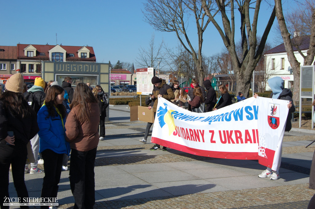 Solidarni z Ukrainą – wiec poparcia na rynku w Węgrowie