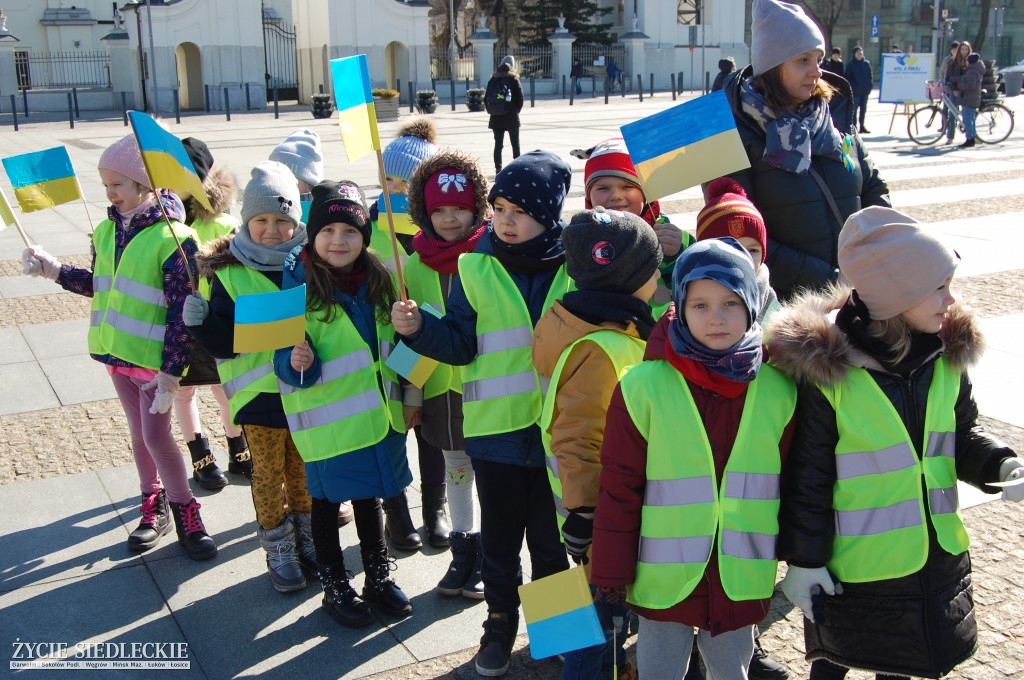Solidarni z Ukrainą – wiec poparcia na rynku w Węgrowie