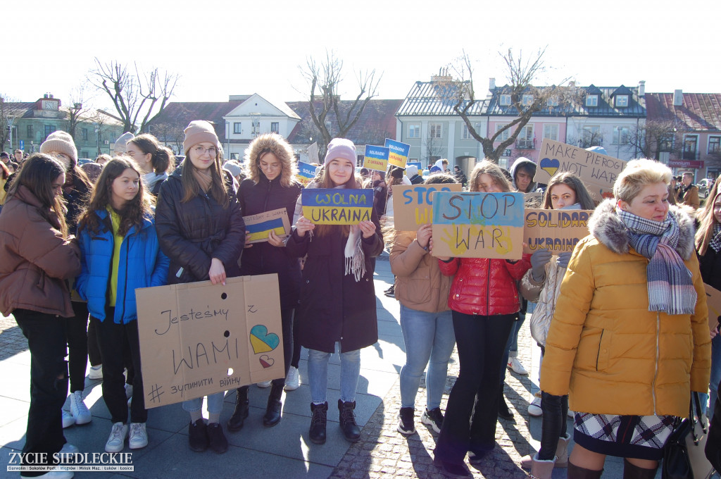 Solidarni z Ukrainą – wiec poparcia na rynku w Węgrowie