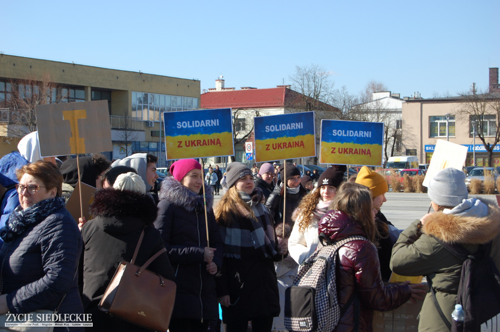 Solidarni z Ukrainą – wiec poparcia na rynku w Węgrowie