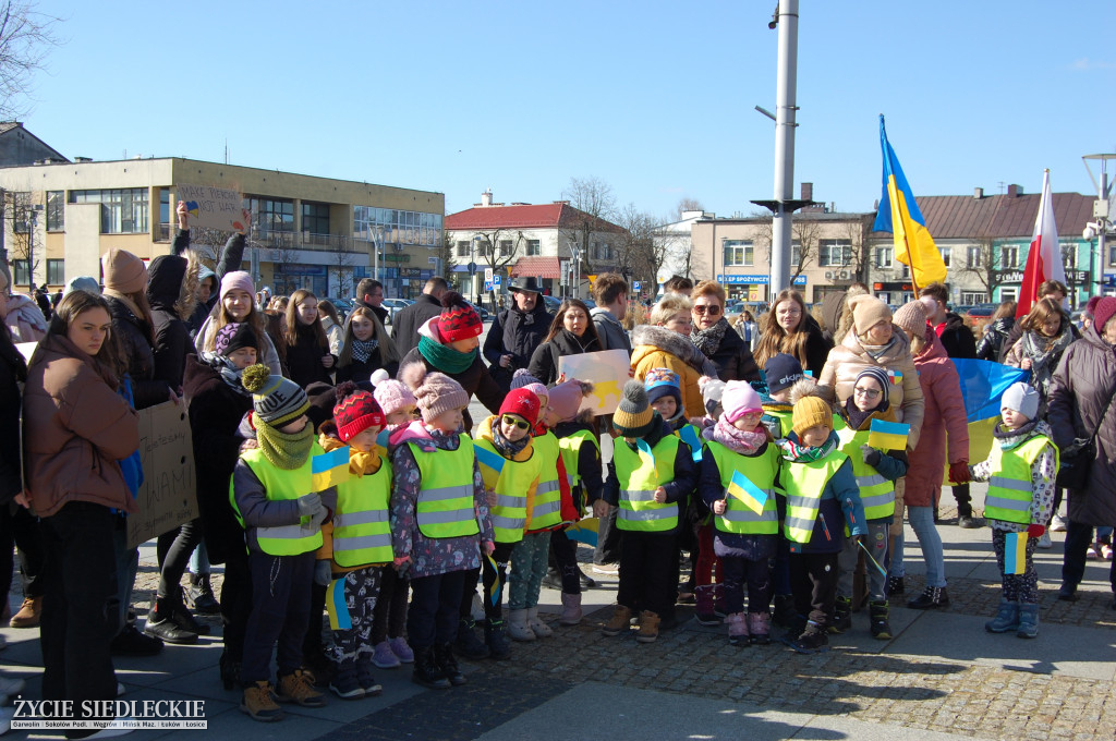 Solidarni z Ukrainą – wiec poparcia na rynku w Węgrowie