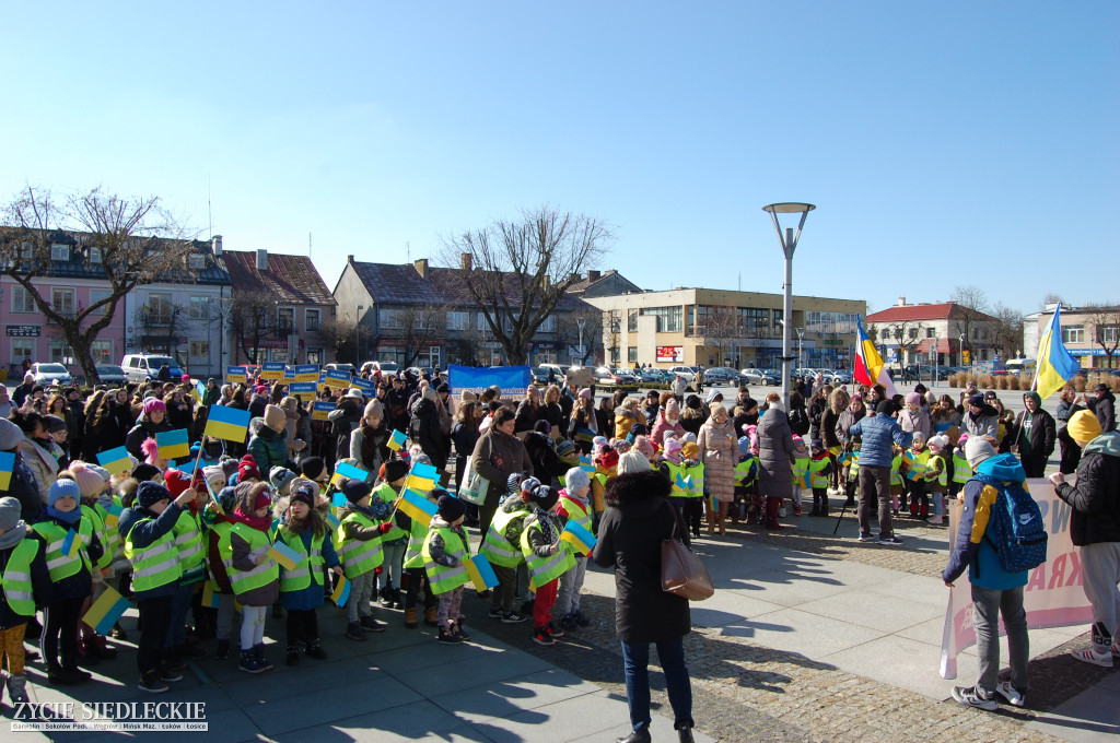 Solidarni z Ukrainą – wiec poparcia na rynku w Węgrowie