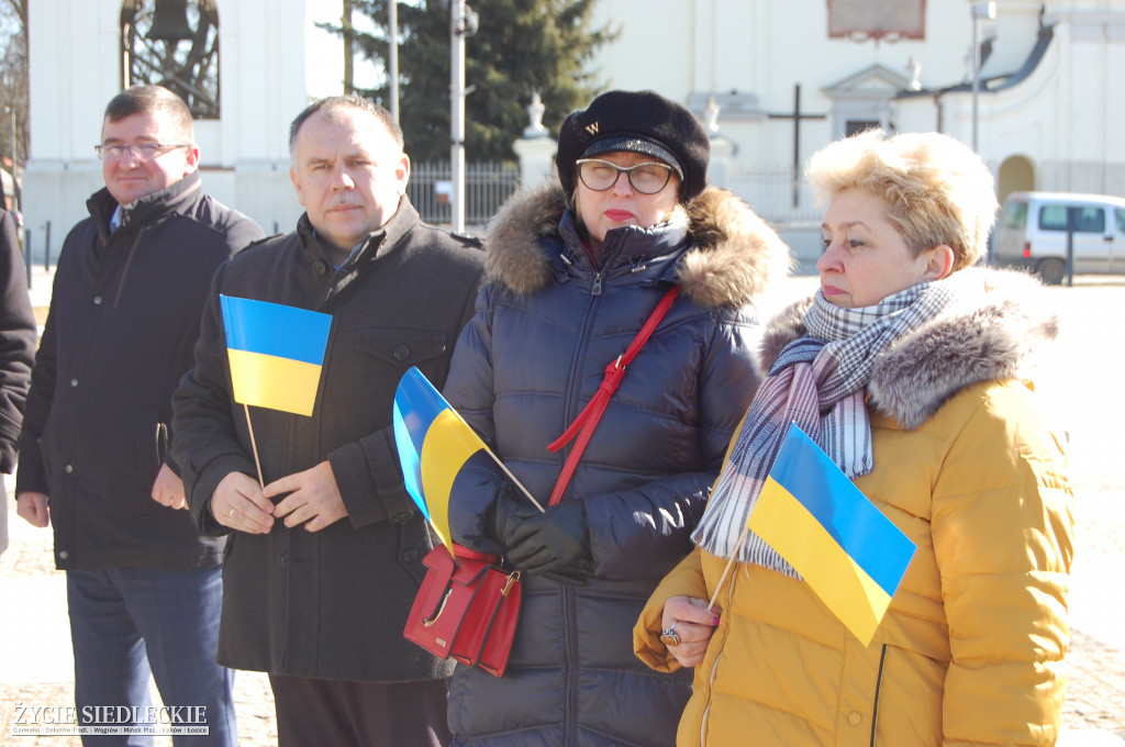 Solidarni z Ukrainą – wiec poparcia na rynku w Węgrowie