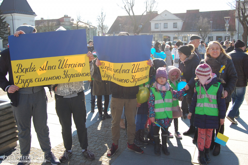 Solidarni z Ukrainą – wiec poparcia na rynku w Węgrowie