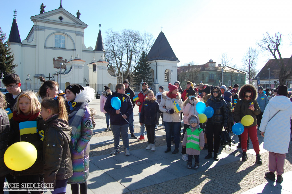 Solidarni z Ukrainą – wiec poparcia na rynku w Węgrowie