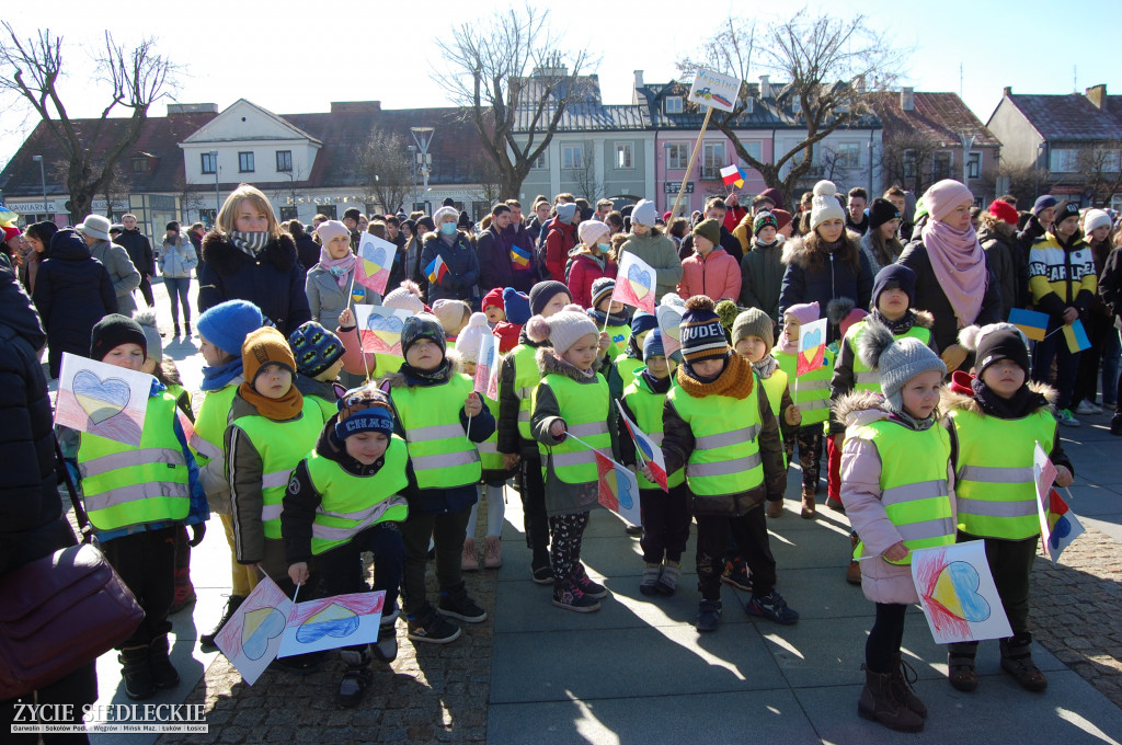 Solidarni z Ukrainą – wiec poparcia na rynku w Węgrowie