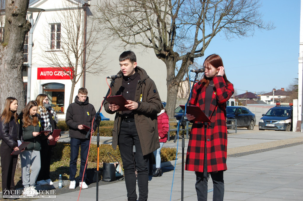 Solidarni z Ukrainą – wiec poparcia na rynku w Węgrowie